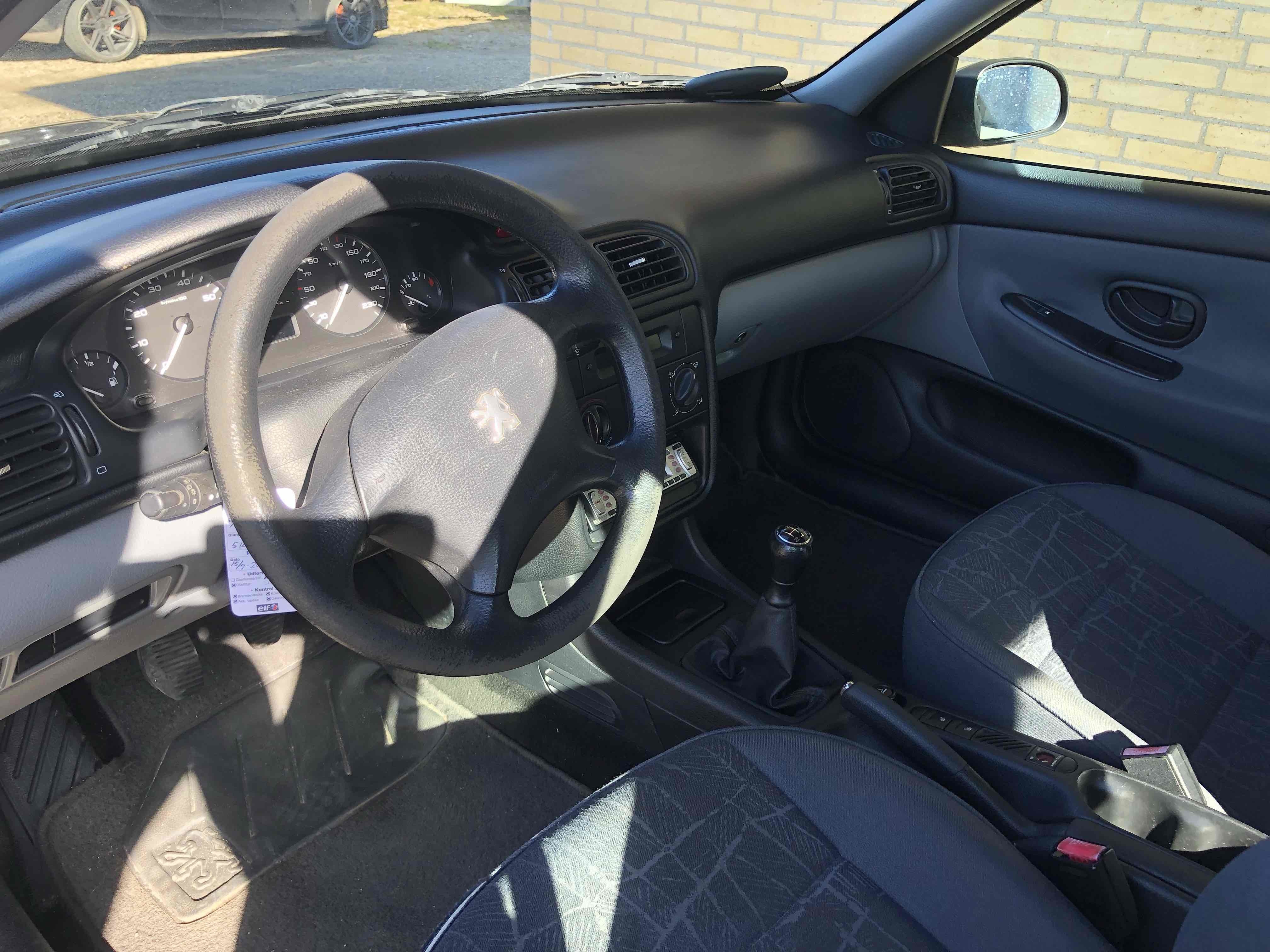 Sort Peugeot 406 fra 2000