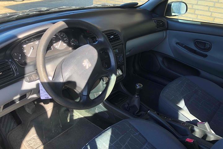 Sort Peugeot 406 fra 2000