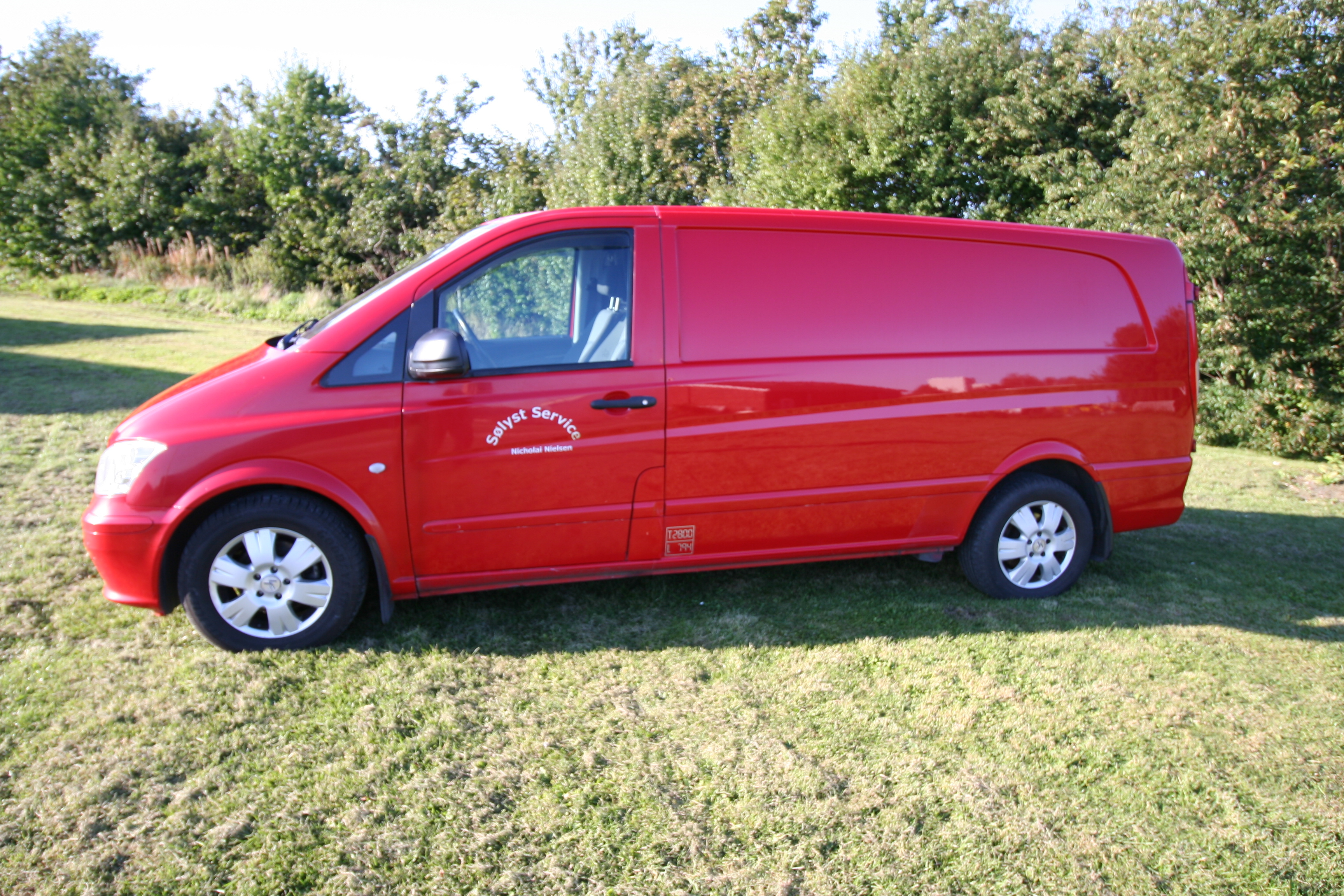 Rød Mercedes Vito 122 fra 2010