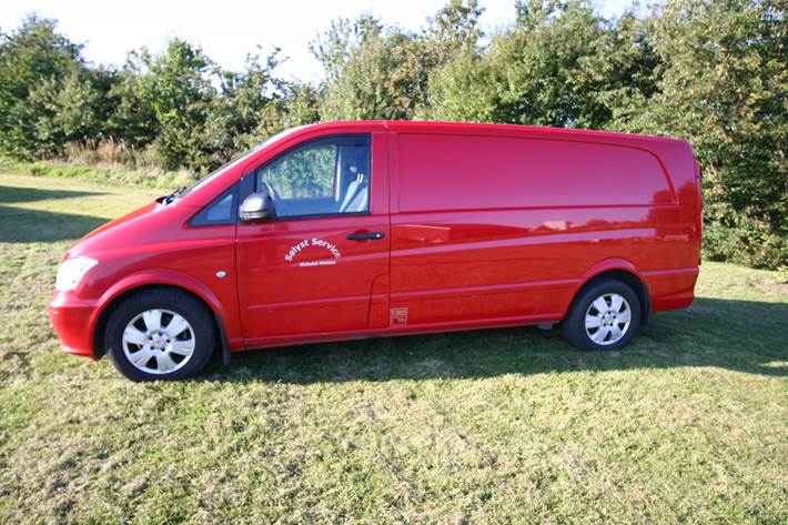 Rød Mercedes Vito 122 fra 2010