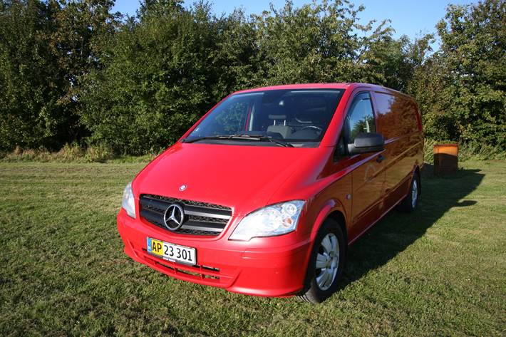Rød Mercedes Vito 122 fra 2010