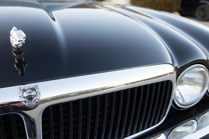 Sort Jaguar XJ6 fra 1995