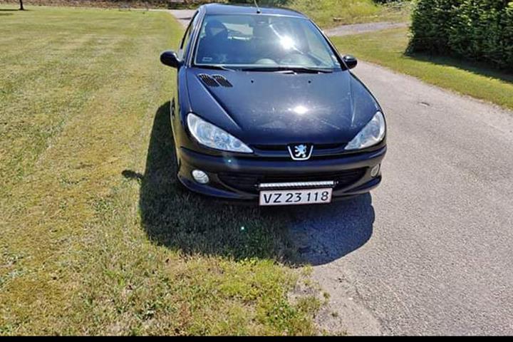 Sort Peugeot 206 fra 1999
