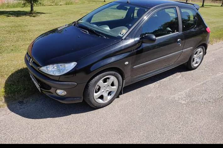 Sort Peugeot 206 fra 1999