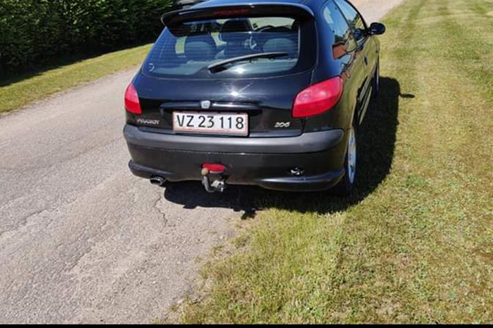 Sort Peugeot 206 fra 1999
