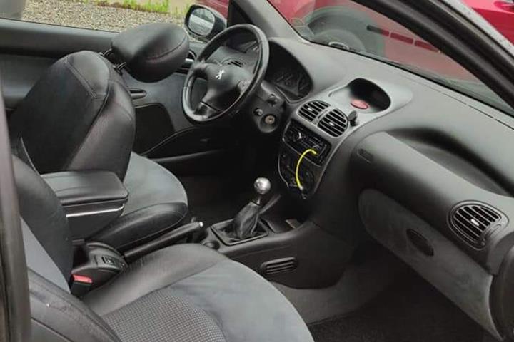Sort Peugeot 206 fra 1999