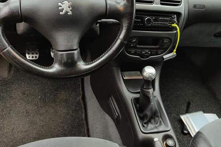 Sort Peugeot 206 fra 1999