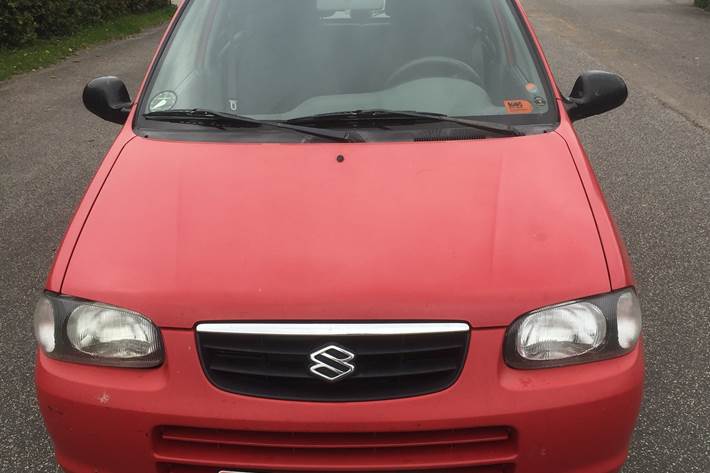 Rød Suzuki Alto fra 2004