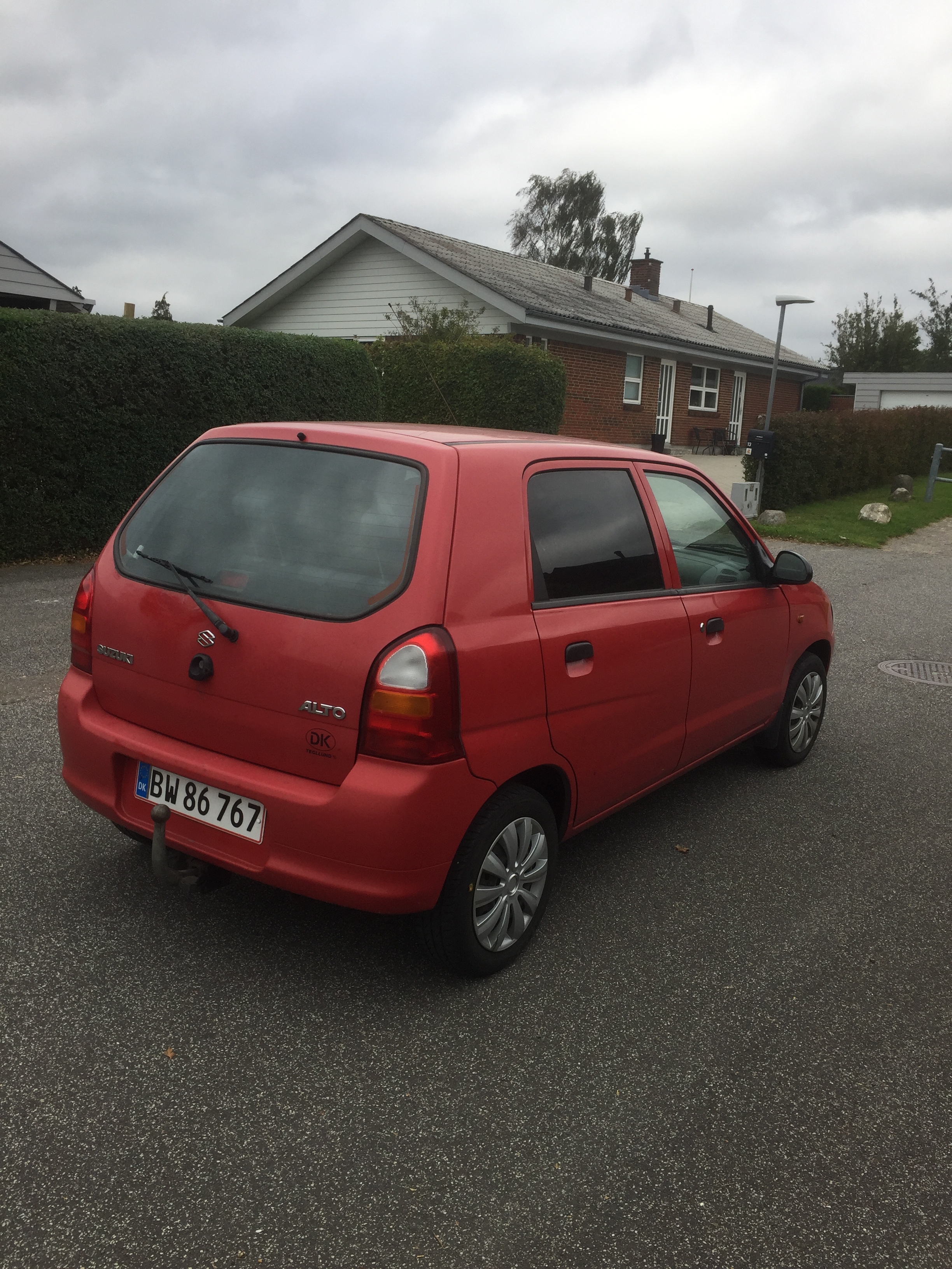 Rød Suzuki Alto fra 2004