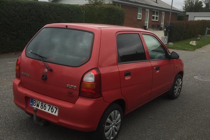 Rød Suzuki Alto fra 2004