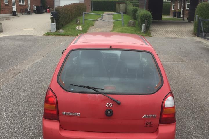 Rød Suzuki Alto fra 2004