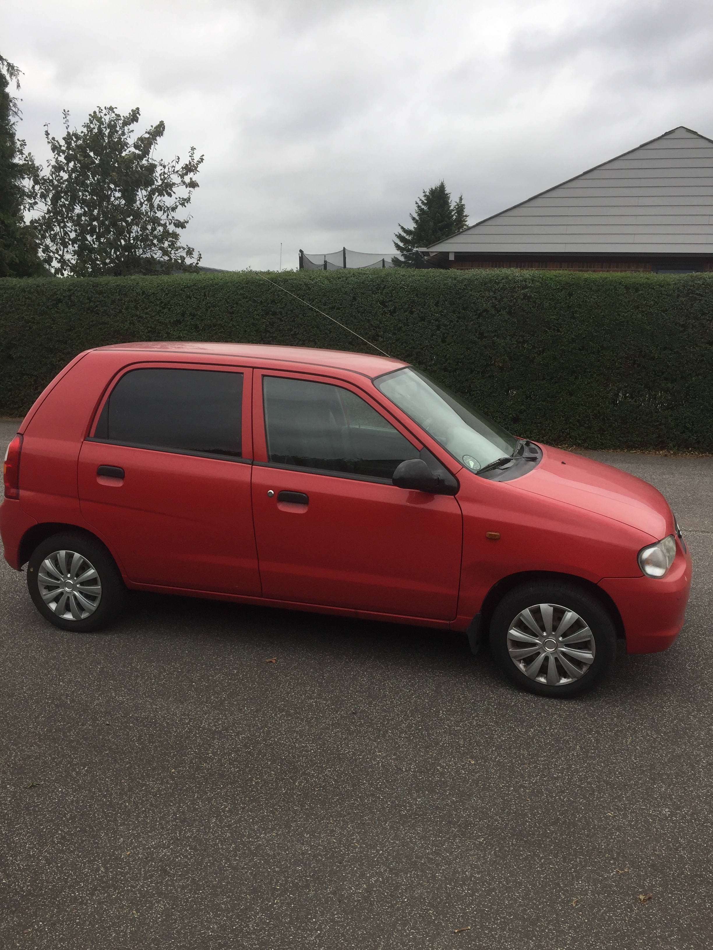 Rød Suzuki Alto fra 2004