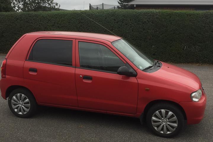 Rød Suzuki Alto fra 2004