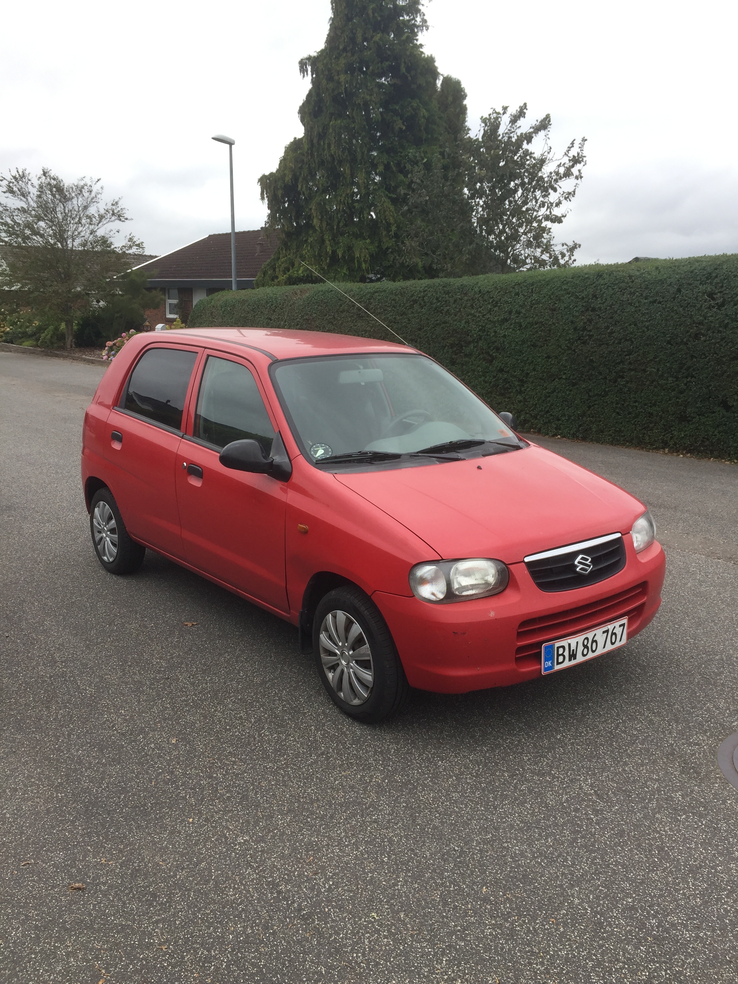 Rød Suzuki Alto fra 2004