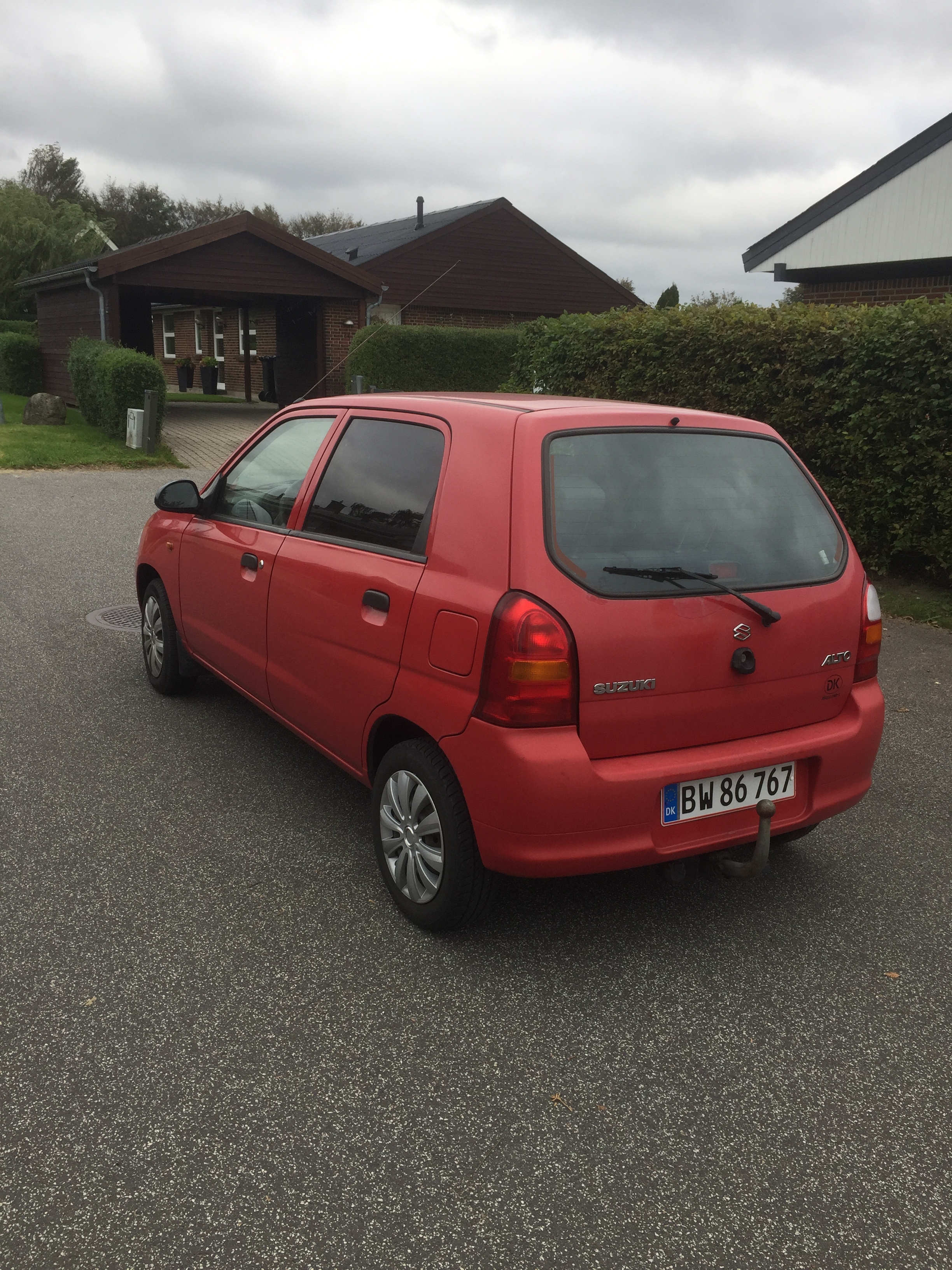 Rød Suzuki Alto fra 2004