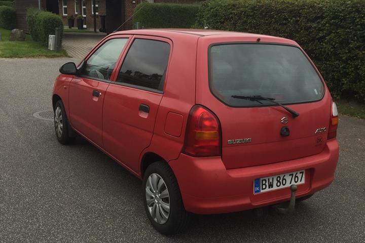 Rød Suzuki Alto fra 2004