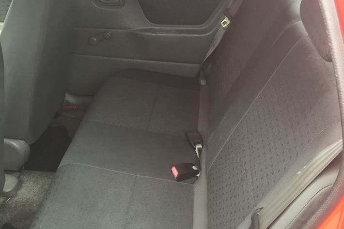 Rød Suzuki Alto fra 2004