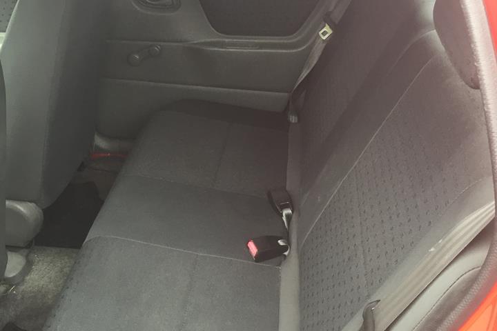 Rød Suzuki Alto fra 2004