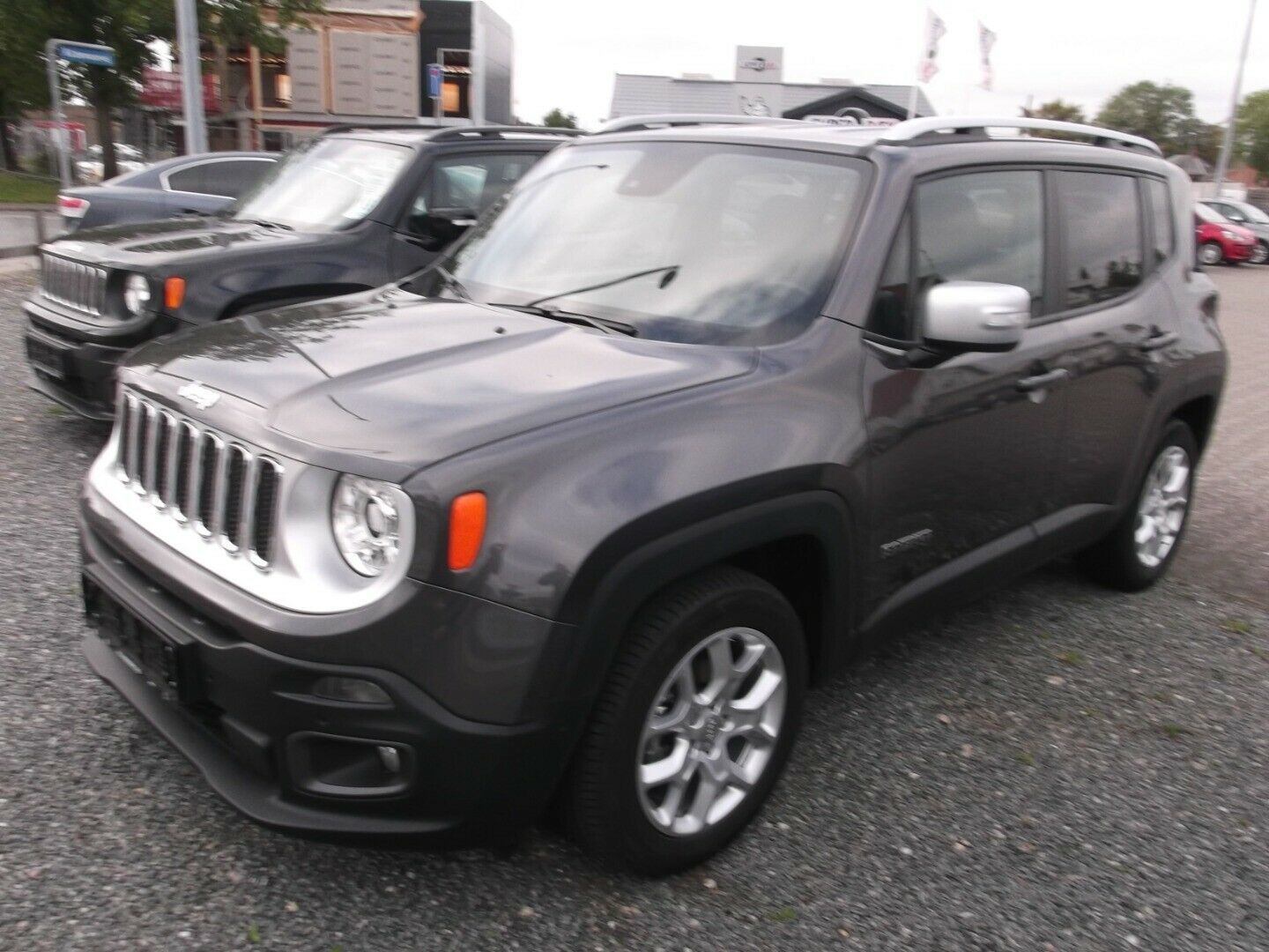 Grå Jeep Renegade fra 2018
