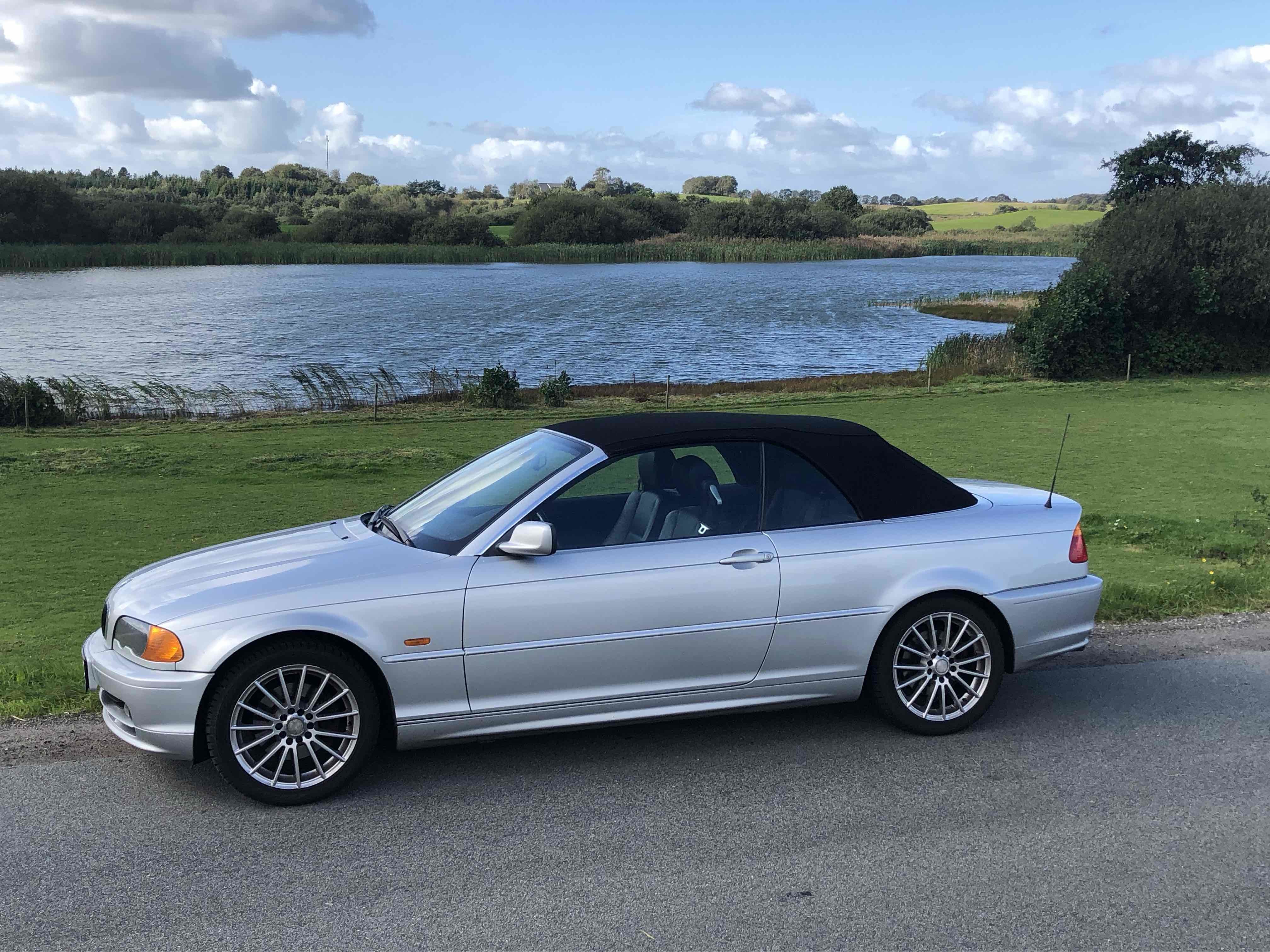 Sølv BMW 325 fra 2002