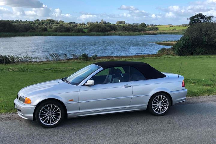 Sølv BMW 325 fra 2002