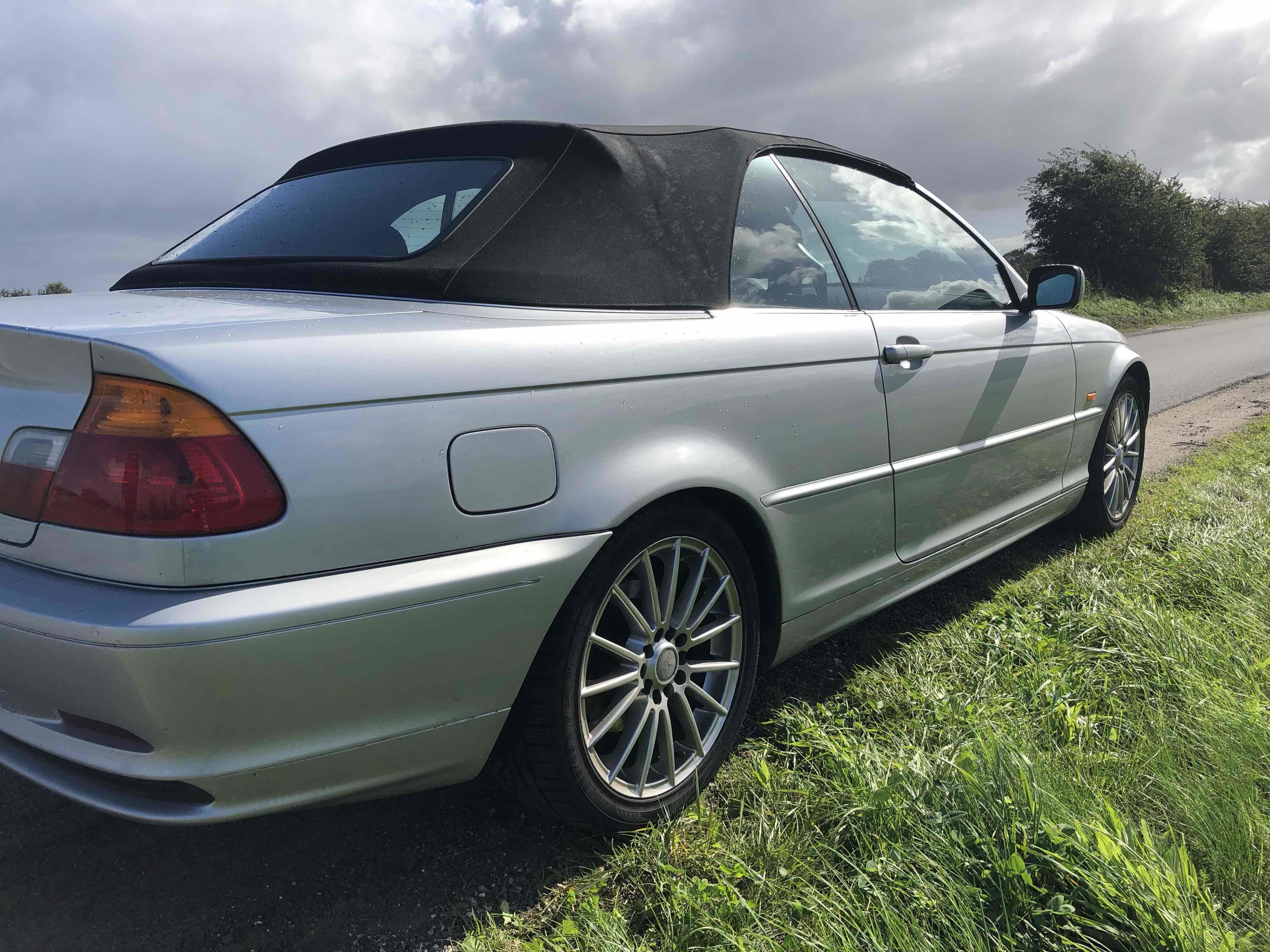 Sølv BMW 325 fra 2002