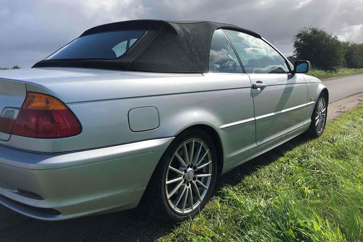 Sølv BMW 325 fra 2002