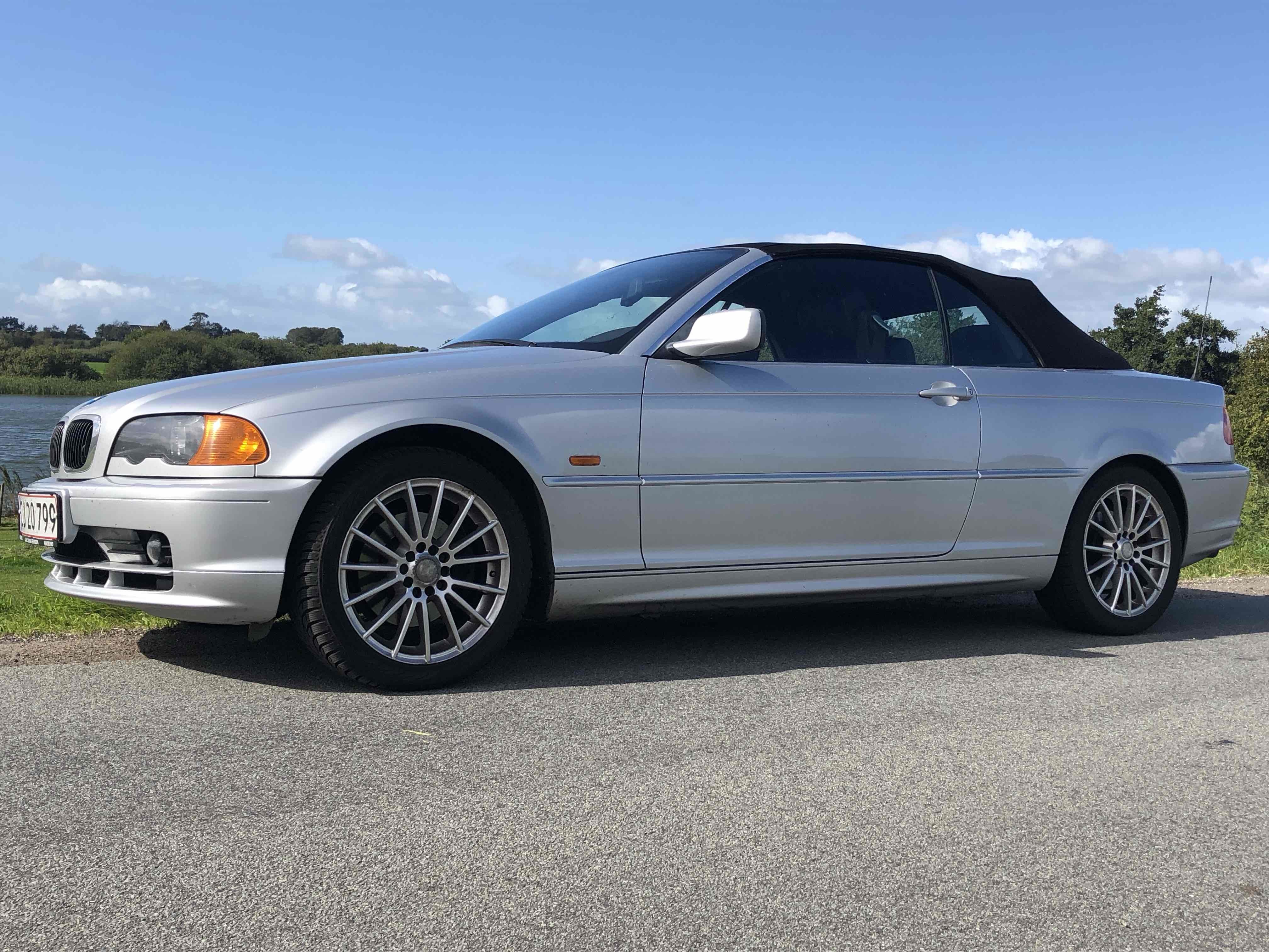Sølv BMW 325 fra 2002
