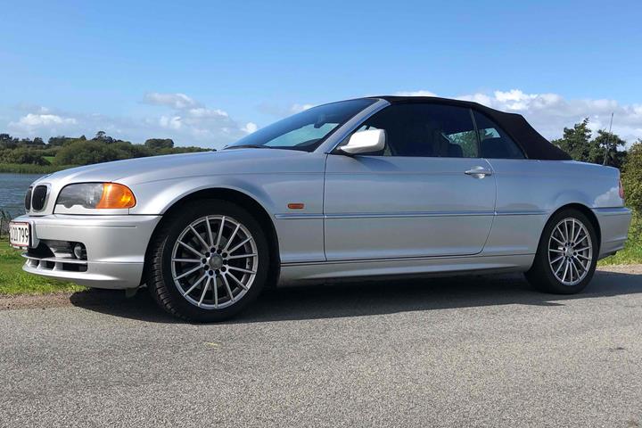 Sølv BMW 325 fra 2002