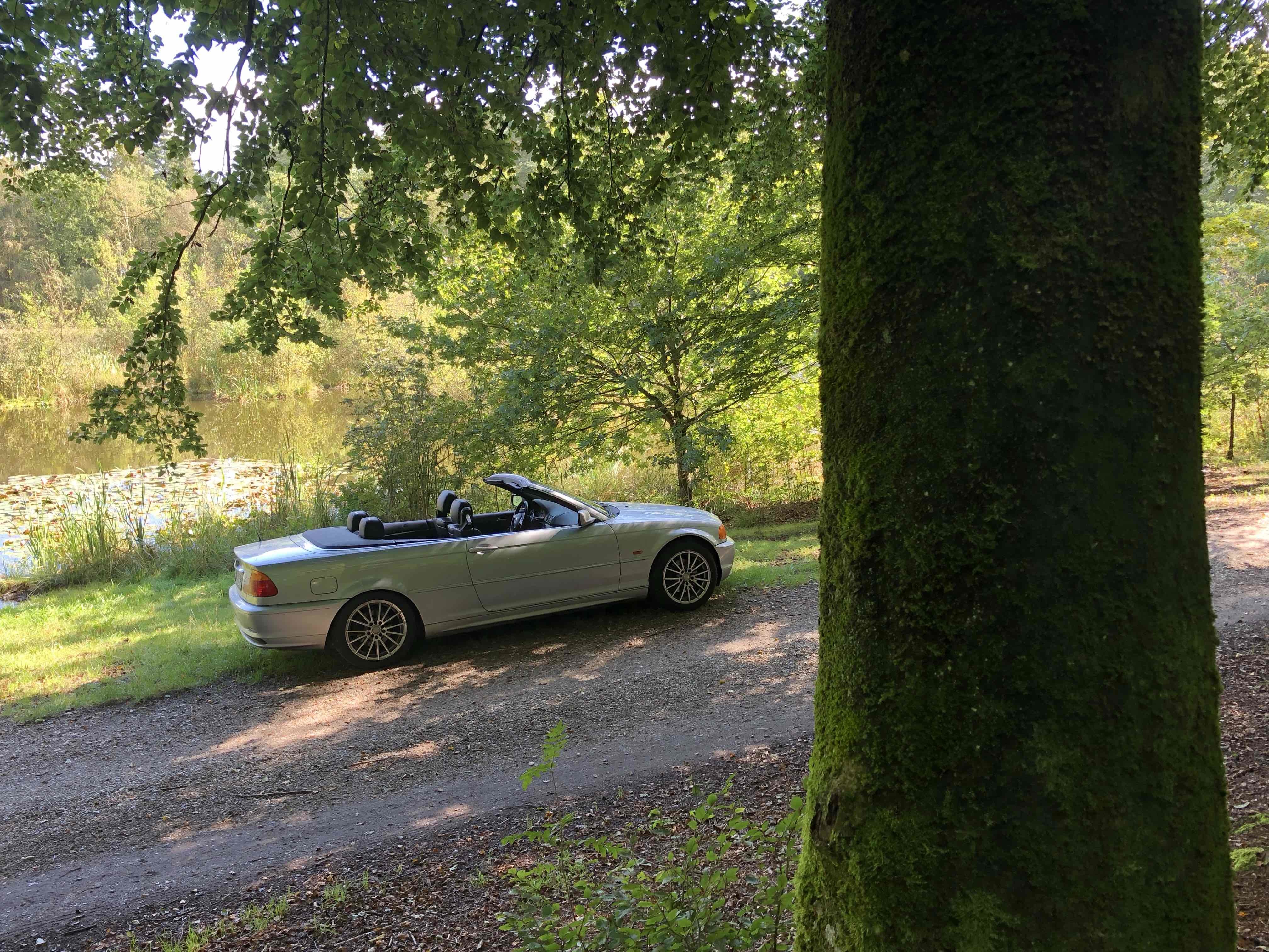 Sølv BMW 325 fra 2002