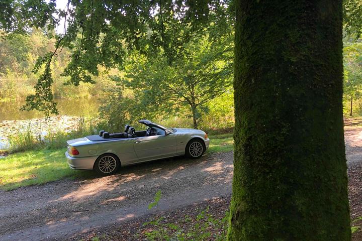 Sølv BMW 325 fra 2002