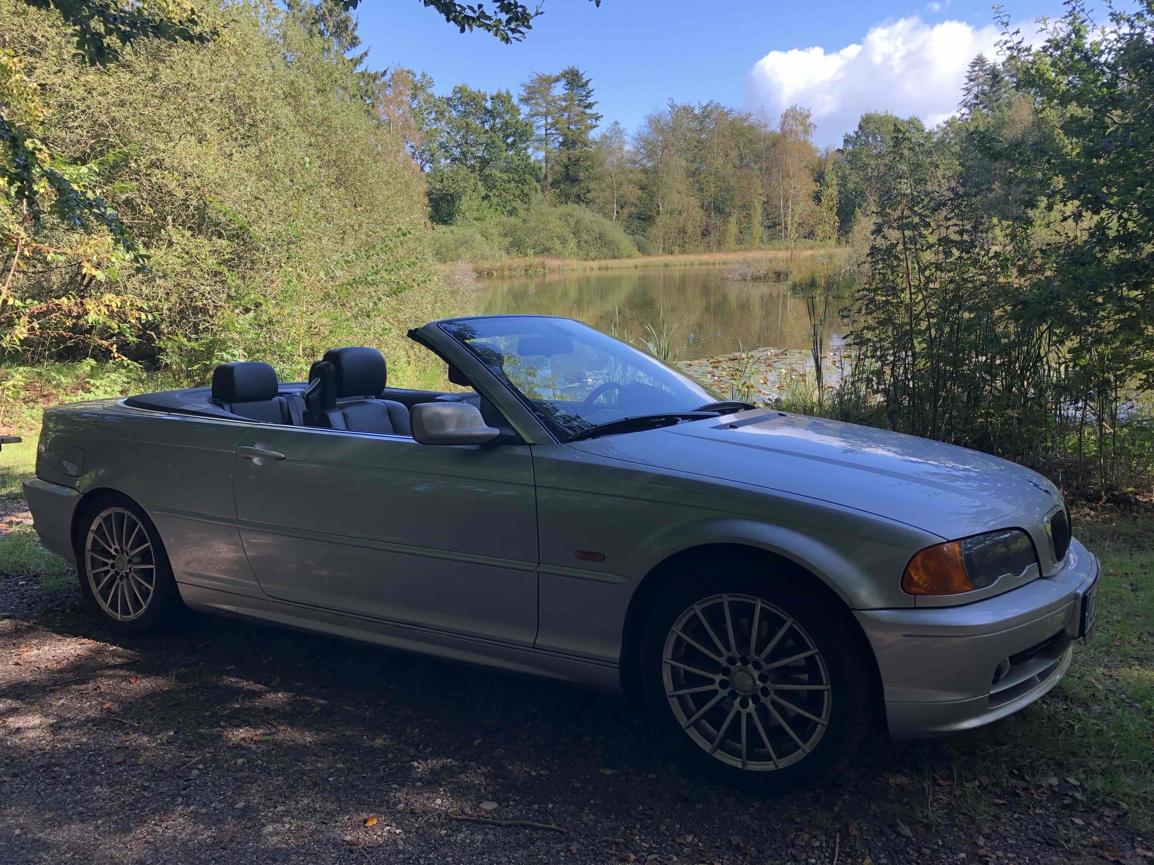 Sølv BMW 325 fra 2002