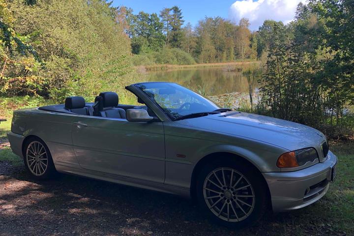 Sølv BMW 325 fra 2002
