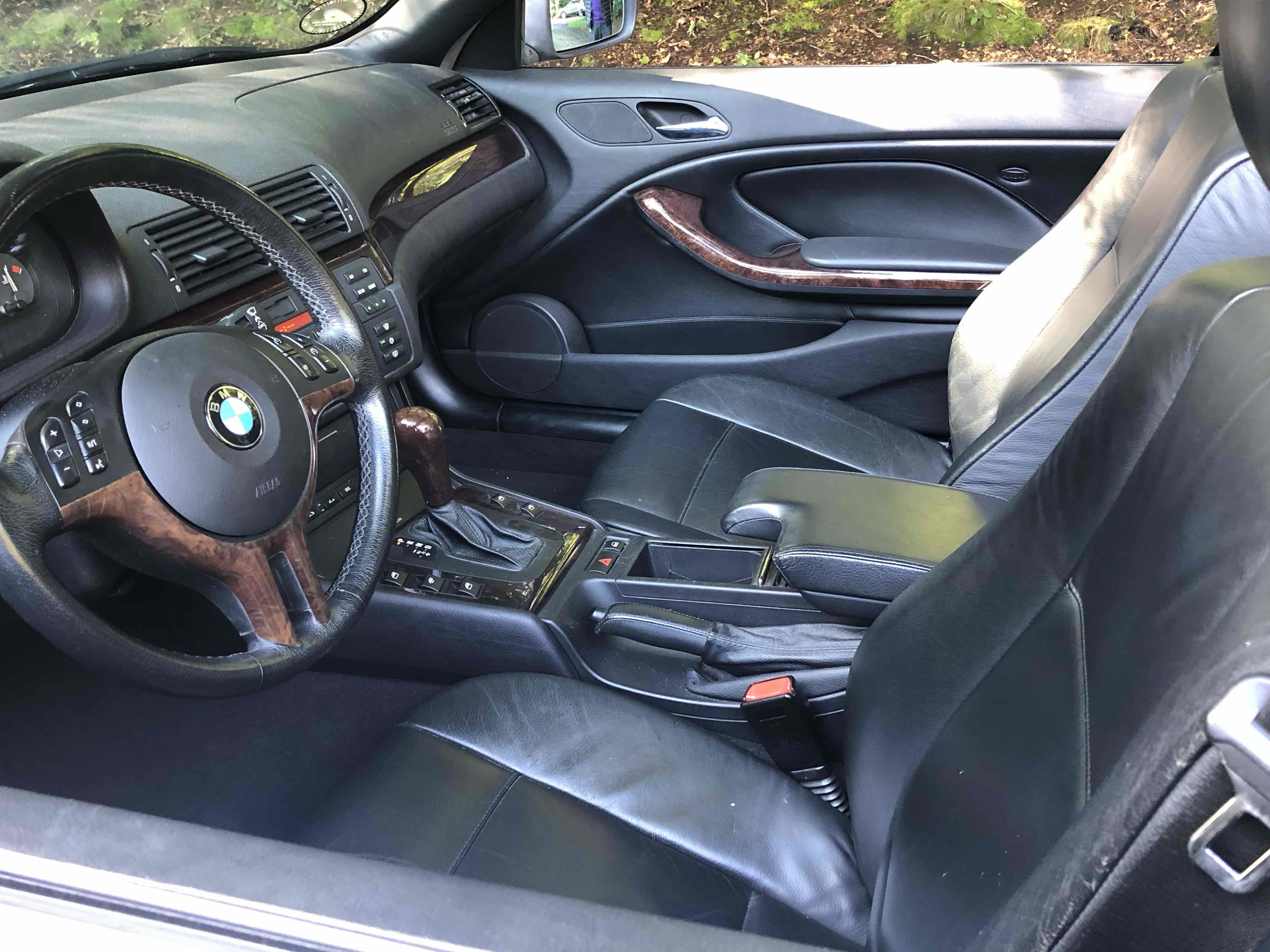 Sølv BMW 325 fra 2002
