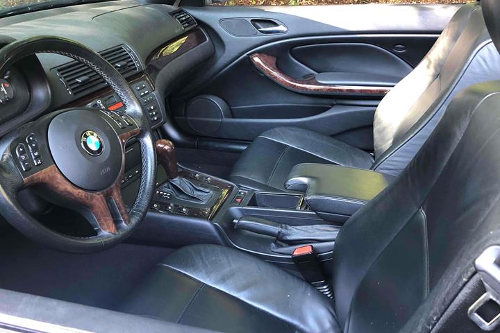 Sølv BMW 325 fra 2002