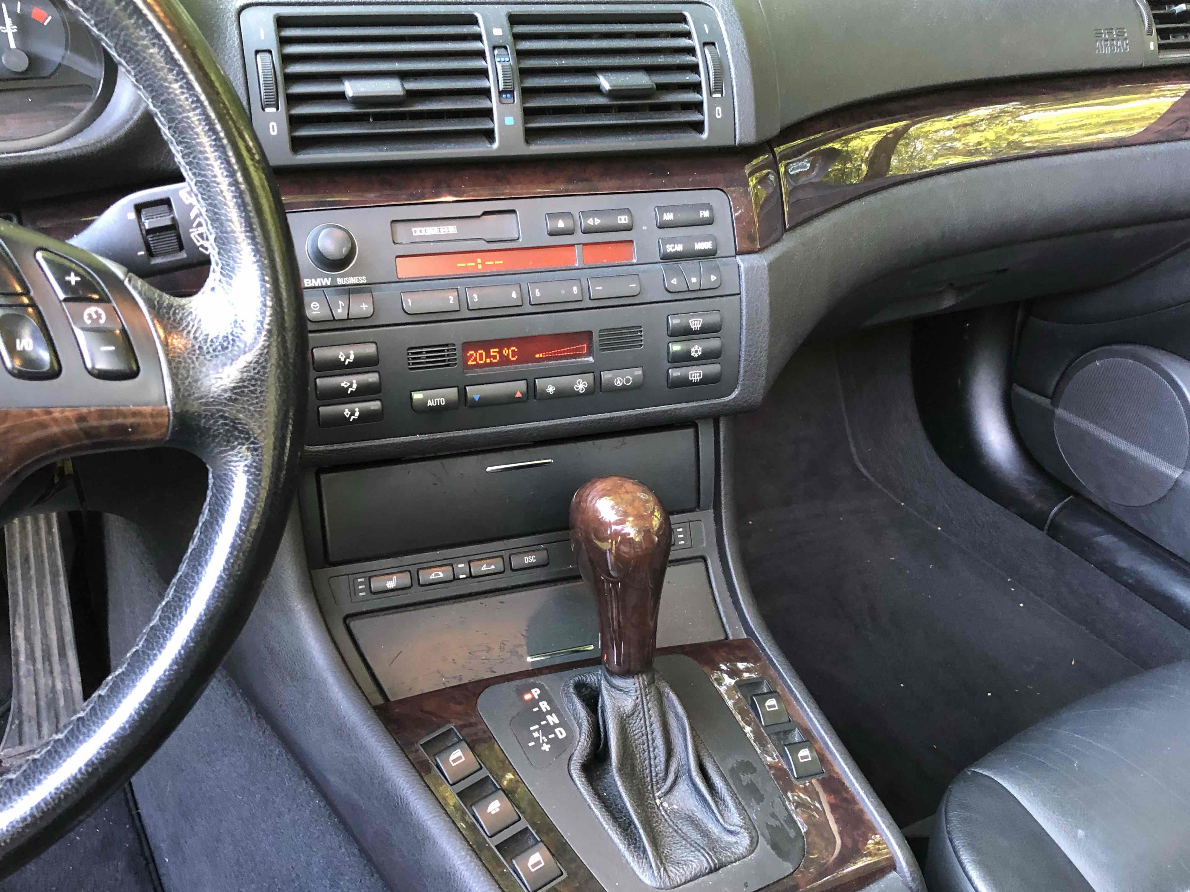 Sølv BMW 325 fra 2002