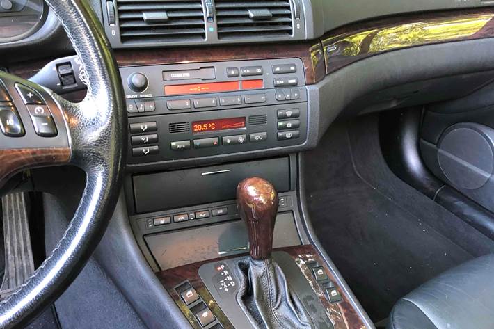 Sølv BMW 325 fra 2002