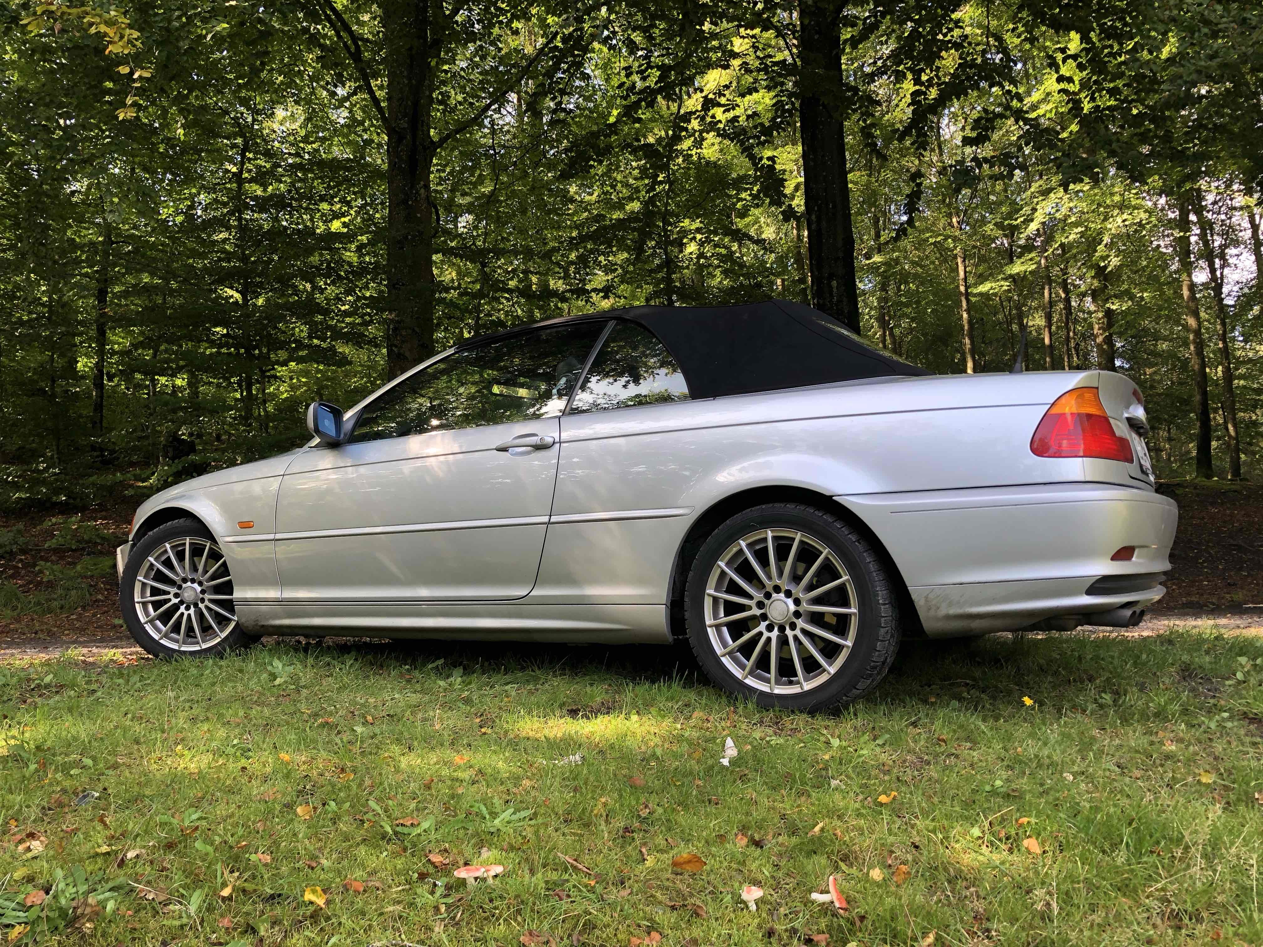 Sølv BMW 325 fra 2002