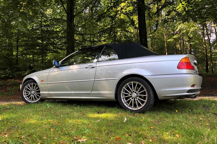 Sølv BMW 325 fra 2002