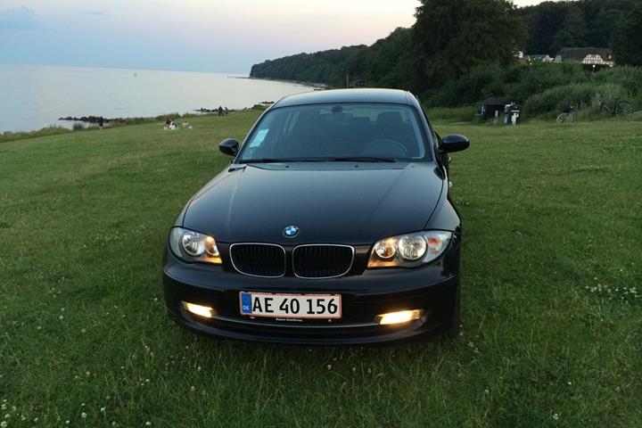 Sort BMW 114 fra 2008