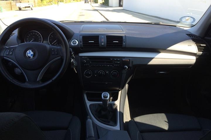 Sort BMW 114 fra 2008