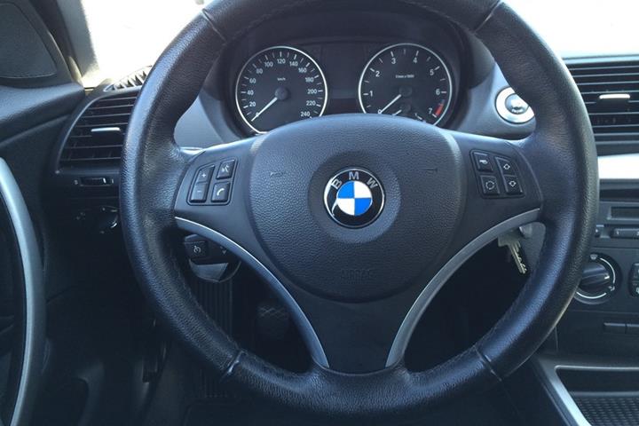 Sort BMW 114 fra 2008