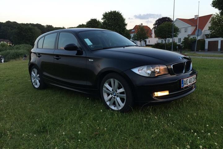 Sort BMW 114 fra 2008