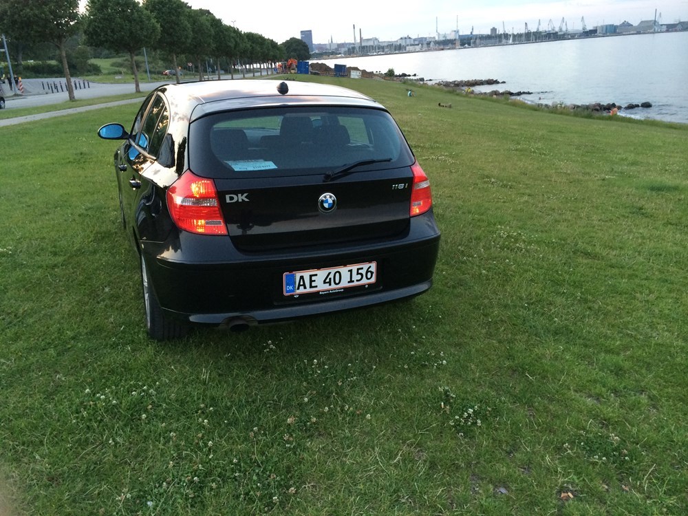 Sort BMW 114 fra 2008