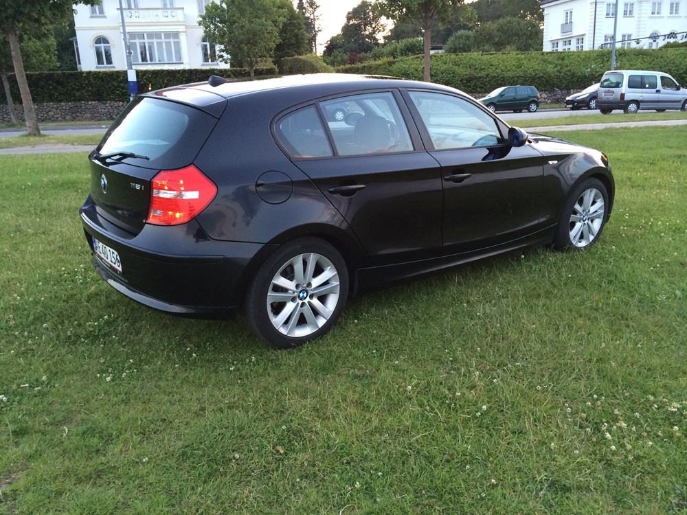 Sort BMW 114 fra 2008