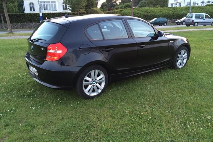 Sort BMW 114 fra 2008