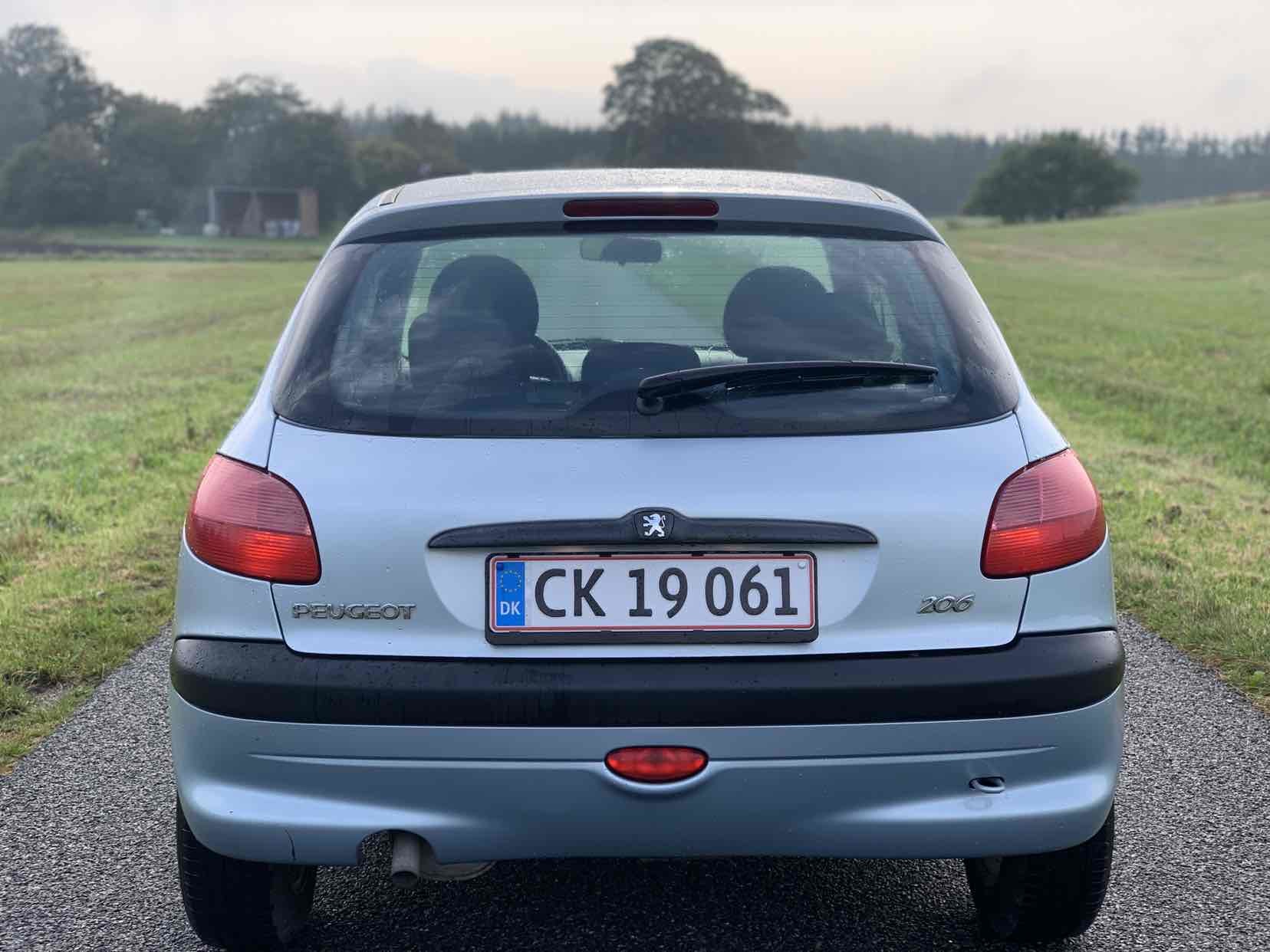 Blå Peugeot 206 fra 2001