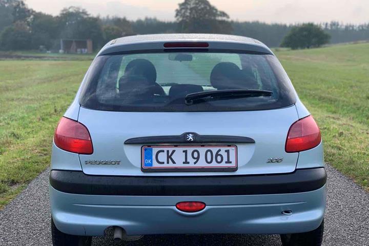 Blå Peugeot 206 fra 2001