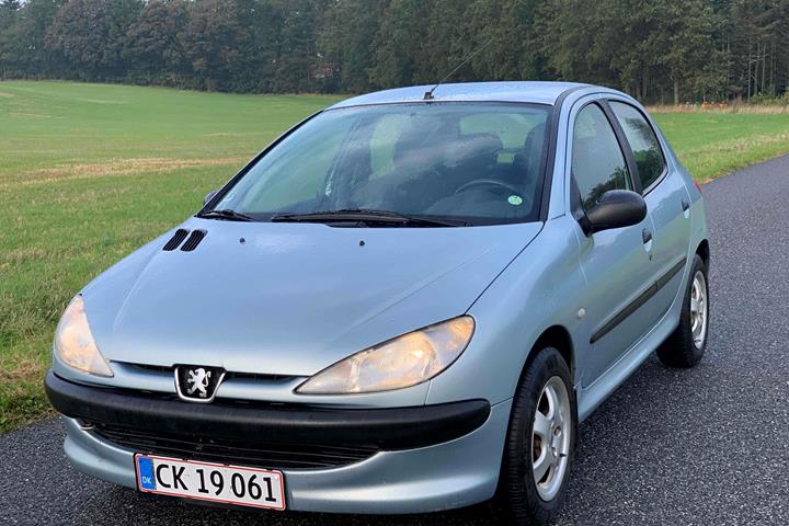 Blå Peugeot 206 fra 2001