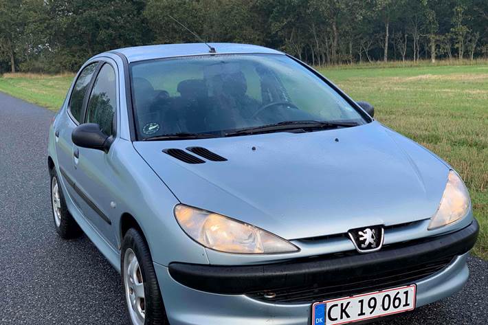Blå Peugeot 206 fra 2001